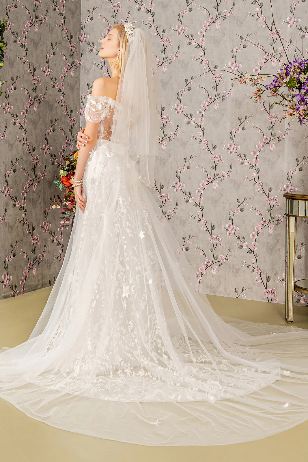 Abito da sposa con corsetto stretto trasparente con spalline lunghe e aperte, con decalcomania floreale 3D